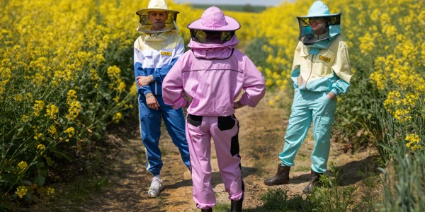 Strój pszczelarski nie musi być nudny. Jak przez lata ewoluowała „moda” pasieczna?