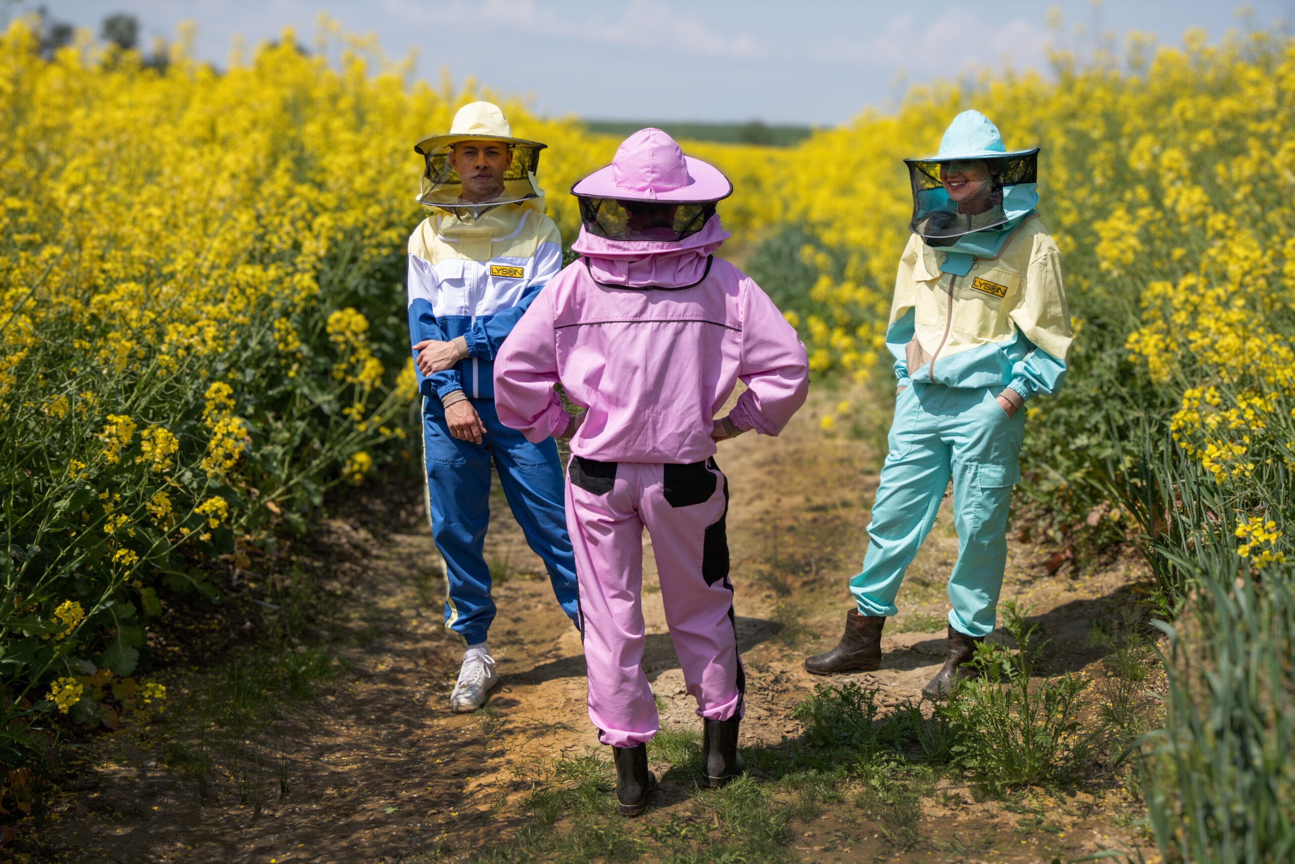 Strój pszczelarski nie musi być nudny. Jak przez lata ewoluowała „moda” pasieczna?